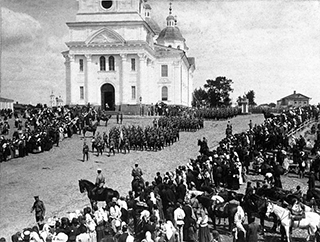 Парад в день празднования святой Анны Кашинской. Фото В.Колотильщикова. Нач. XX в.